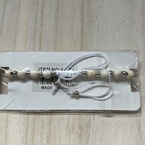 NWT - Never worn, Beaded pull string bracelet with elephant charm - Picture 4 of 4